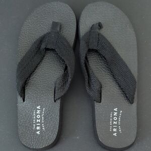 Arizona Jeans Co. Black Flip Flops, 7